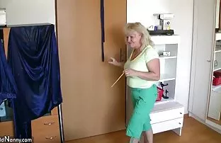 XXX पतला आदमी मोटे तौर पर सेक्सी मूवी हिंदी में फुल एचडी घूर सुनहरे बालों वाली के साथ मुंडा जघन पर के सोफे