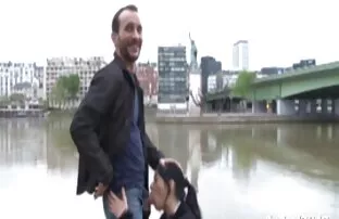 XXX परिपक्व Putana masturbates एक सदस्य के एक अनुभवहीन ट्रिपल एक्स सेक्सी मूवी ग्राहक के साथ नंगे संभालती है