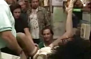 XXX परिपक्व और युवा लड़कियों पीटने हिंदी में फुल सेक्सी फिल्म पर के रील में एक समूह