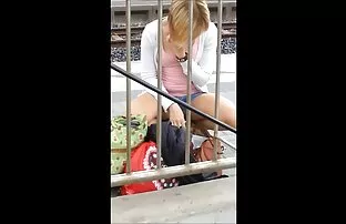 XXX गधा में सेक्सी मूवी हिंदी में टैटू बकवास के साथ सुनहरे बालों वाली जैतून का तेल का उपयोग